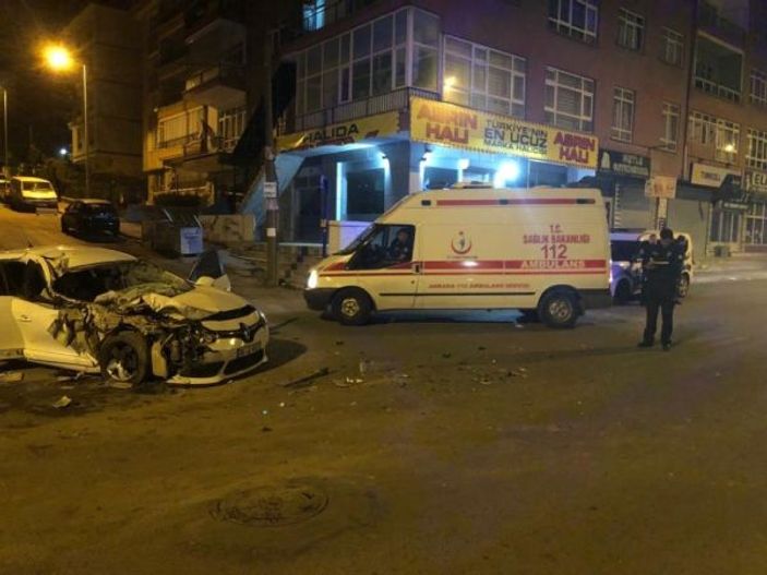 Ankara’da otomobil kamyonete arkadan çarptı