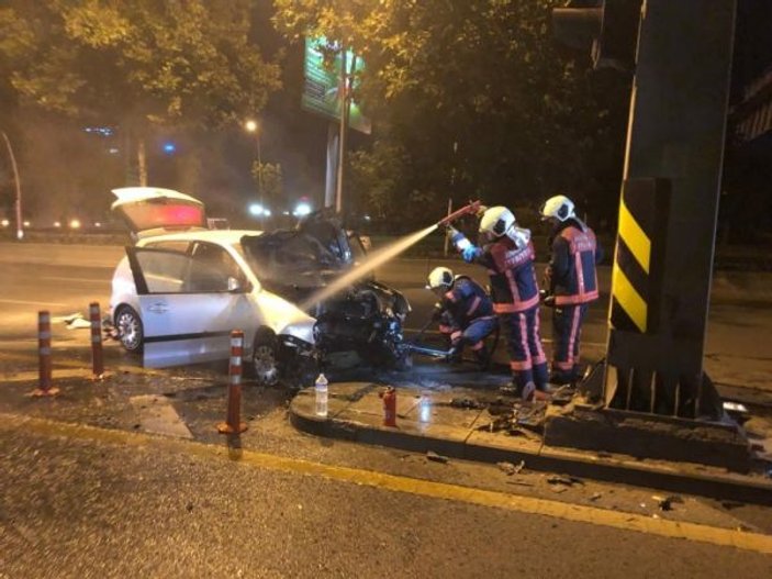 Başkent’te yön levhasına çarpan otomobil alev aldı