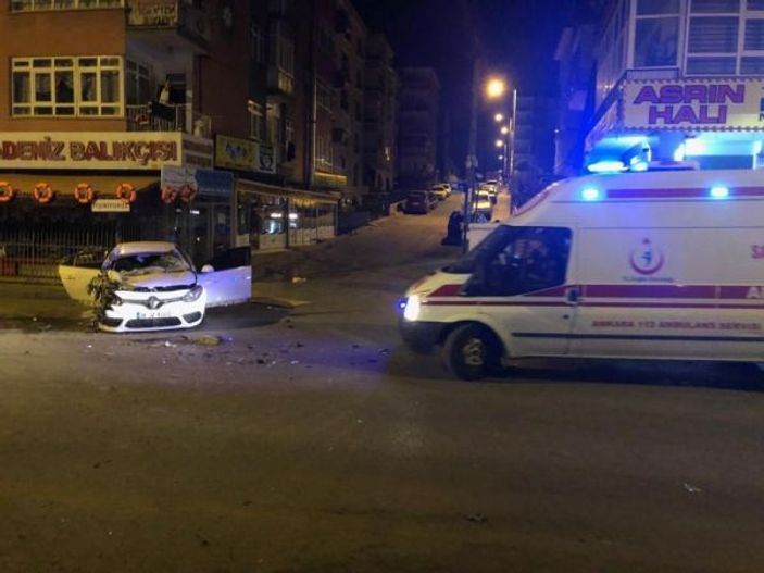Ankara’da otomobil kamyonete arkadan çarptı