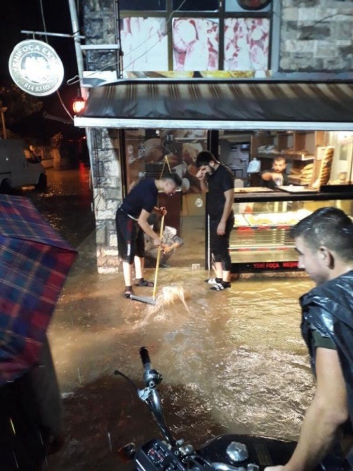 İzmir’de sağanak yağış: Sokaklar ve evler sular altında