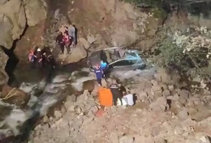 Trabzon'da otomobil dereye yuvarlandı: 1 ölü 2 yaralı