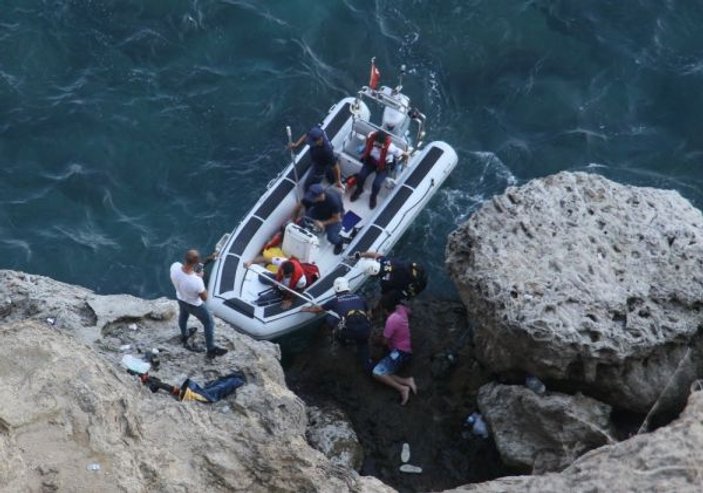Antalya'da falezlerde mahsur kalan balıkçı kurtarıldı