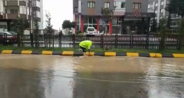 Trabzon'da trafik polisi tıkanan mazgalları temizledi
