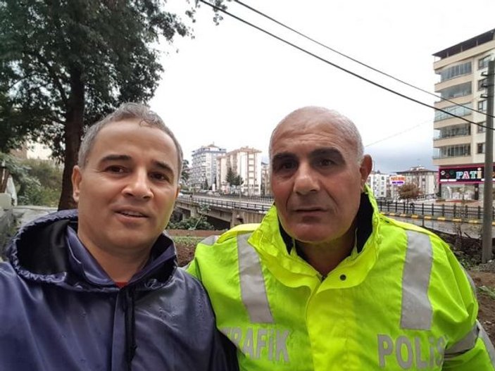 Trabzon'da trafik polisi tıkanan mazgalları temizledi