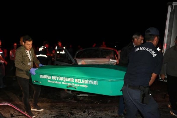 Manisa'da iki araç kafa kafaya çarpıştı: 1 ölü 6 yaralı