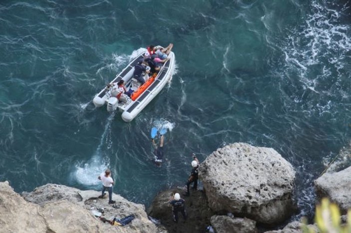Antalya'da falezlerde mahsur kalan balıkçı kurtarıldı