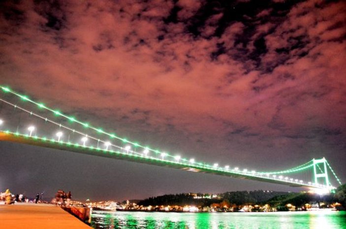 İstanbul’un simgeleri, Serebral Palsi için yeşile büründü