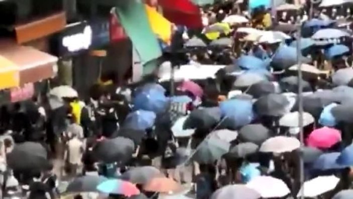 Hong Kong’da taksi, eylemcilerin arasına daldı