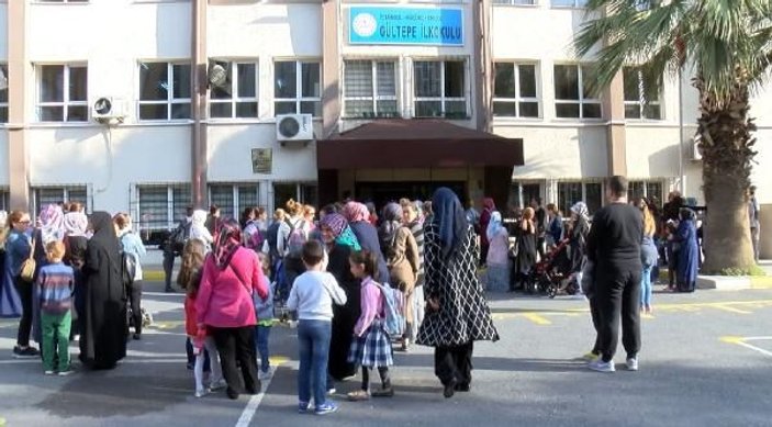 Küçükçekmece'de veliler hasarlı okul önünde eylemde