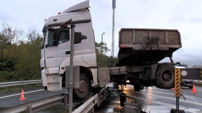 Bakırköy D-100 yan yolda tır bariyerde asılı kaldı