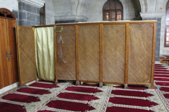Gaziantep'te camide namaz kılan kadının çantası çalındı