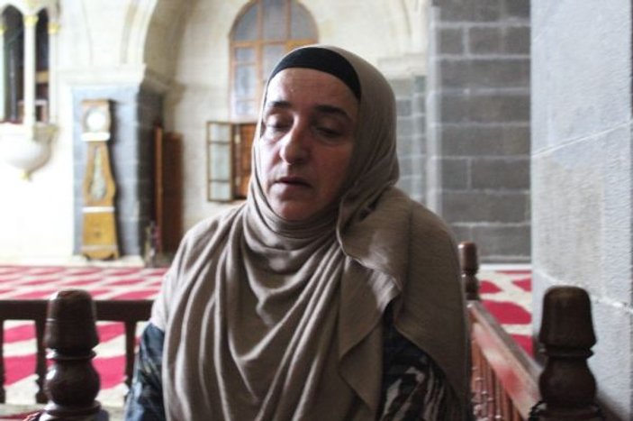 Gaziantep'te camide namaz kılan kadının çantası çalındı