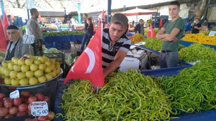 Kütahya’da pazar tezgahları Türk bayrakları ile süslendi