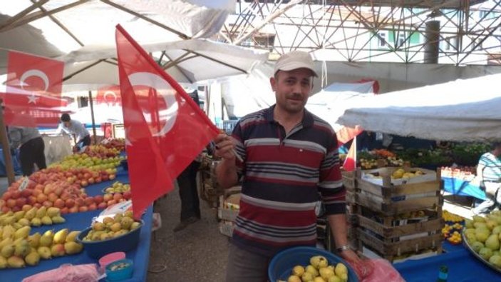 Kütahya’da pazar tezgahları Türk bayrakları ile süslendi