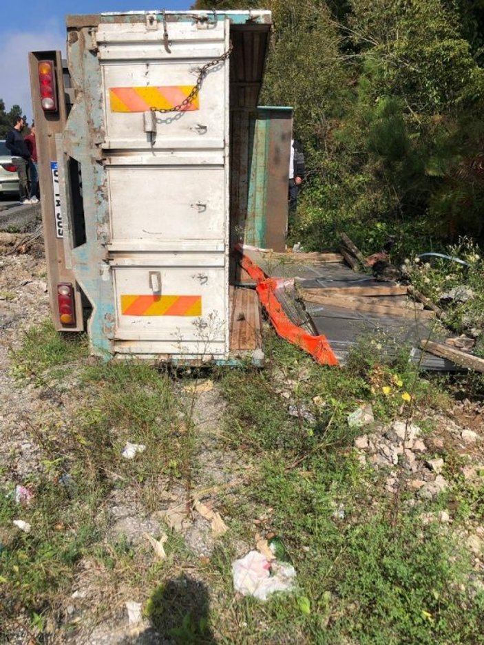 Zonguldak'ta bir kamyon elektrik direğine çarptı