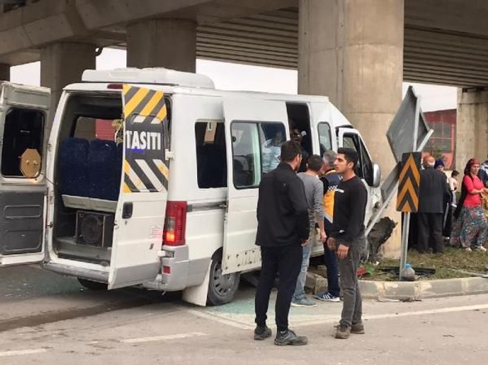 Öğrenci servisi trafik levhasına çarptı: 9 yaralı