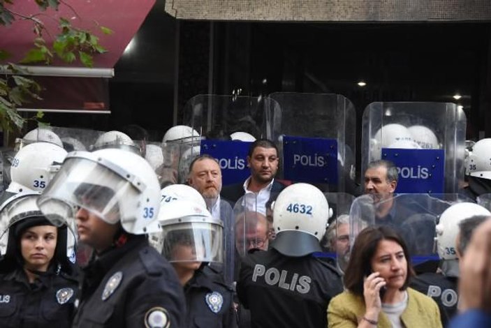İzmir'de, HDP binasında açıklama gerginliği