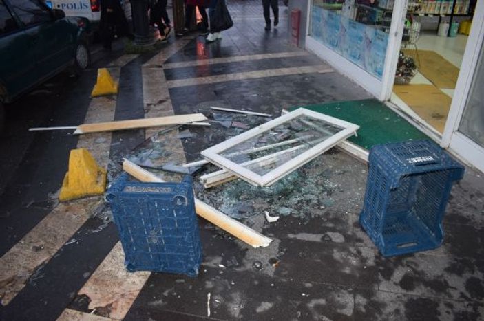 Malatya’da kaldırımda yürürken üzerine cam düştü