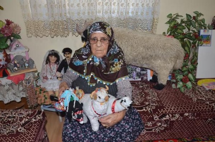 90 yaşında diktiği oyuncaklarla çocukları sevindiriyor