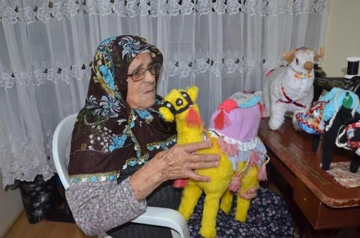 90 yaşında diktiği oyuncaklarla çocukları sevindiriyor