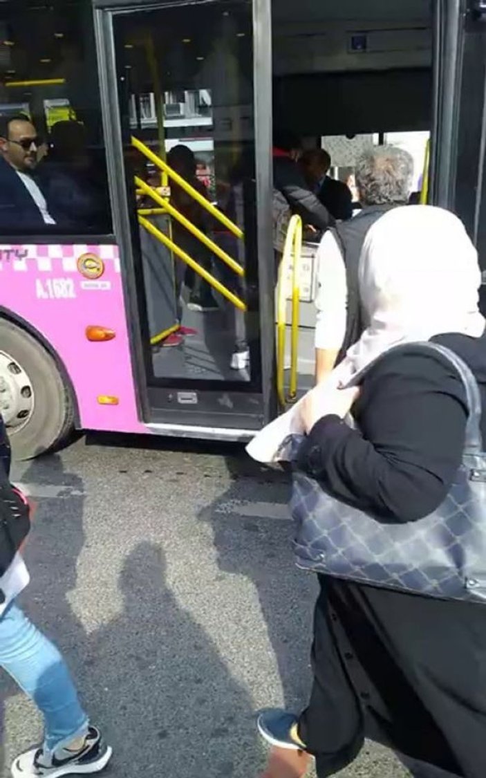 İstanbul’da otobüs şoförü kavga ettiği yolcuyu almadı