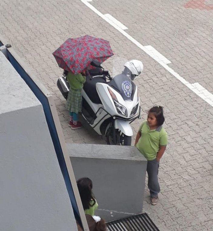 Kırık şemsiyesiyle polisin motosikletini yağmurdan korudu -7