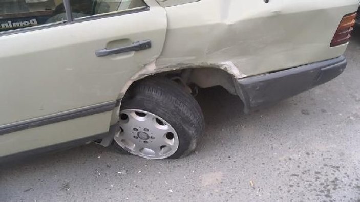 Pendik'te otomobil park halindeki araçlara çarparak takla attı -2