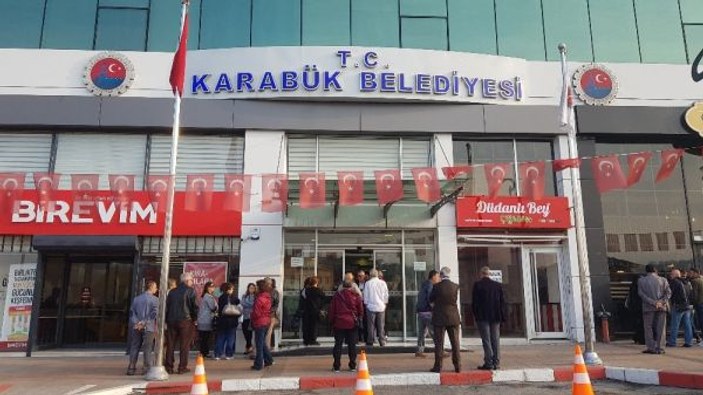 MHP’li Başkan, işe geç gelen işçi ve memurları belediye almayarak kapıları kapattı -2