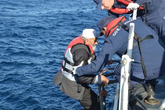 Lastik bot içinde 41'i çocuk, 71 kaçak göçmen yakalandı -2