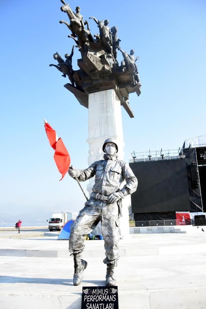 Asker selamı veren canlı heykelin rekor denemesi sürüyor -10
