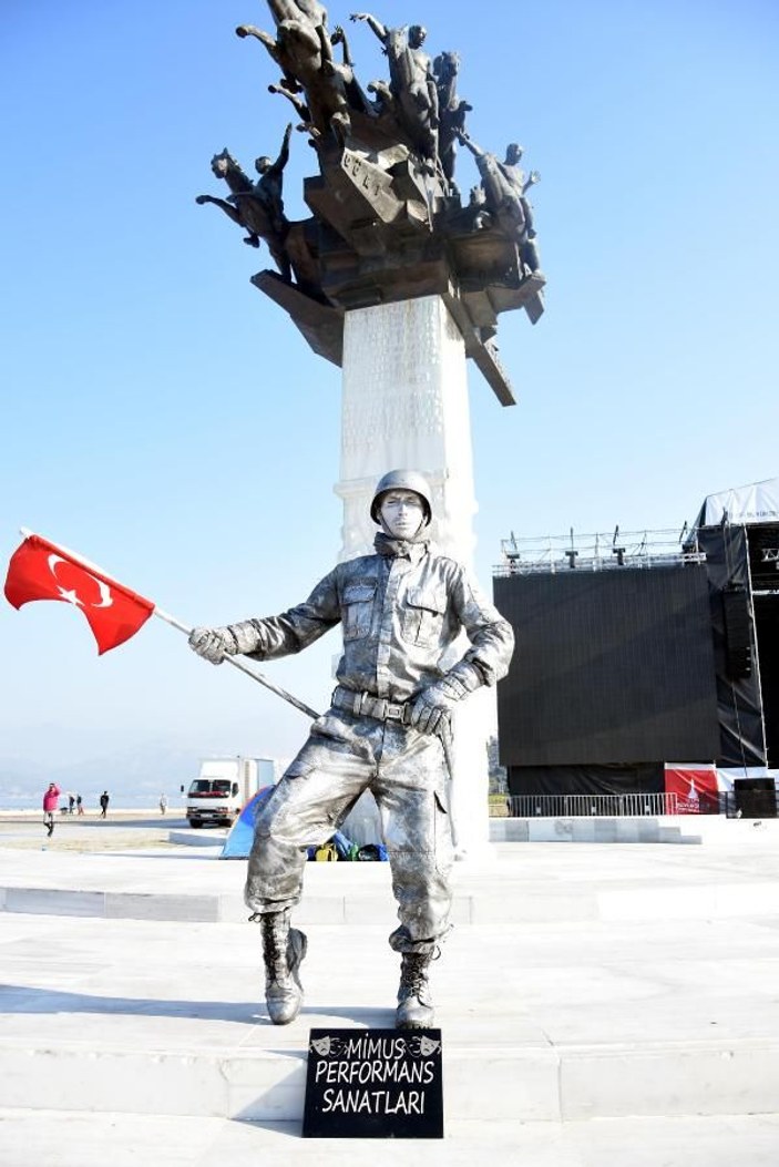 Asker selamı veren canlı heykelin rekor denemesi sürüyor -9