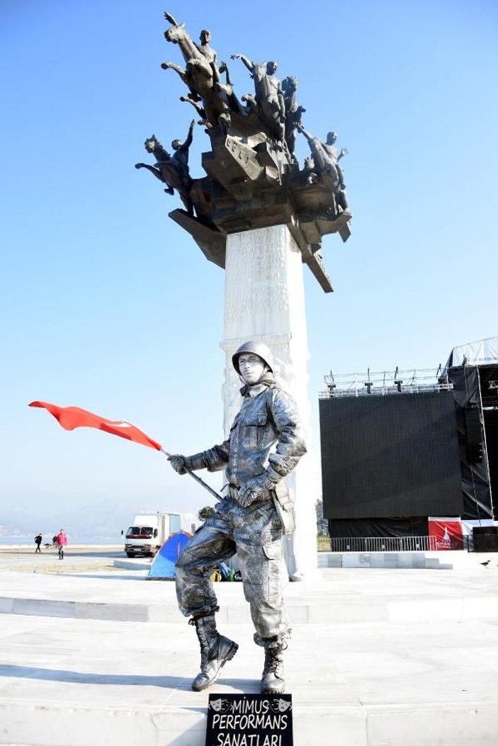 Asker selamı veren canlı heykelin rekor denemesi sürüyor -7