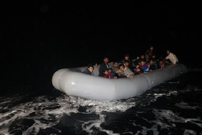 Lastik bot içinde 41'i çocuk, 71 kaçak göçmen yakalandı -5