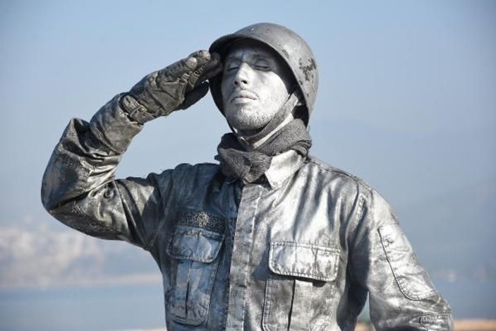 Asker selamı veren canlı heykelin rekor denemesi sürüyor -4