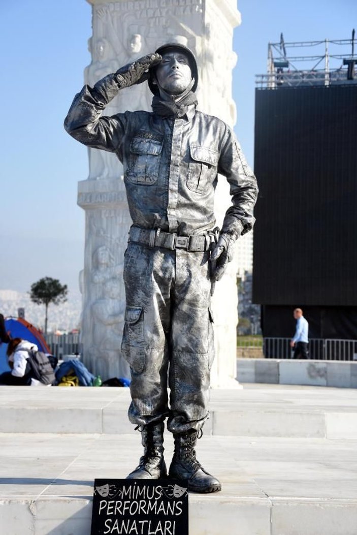 Asker selamı veren canlı heykelin rekor denemesi sürüyor -5