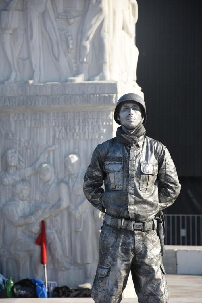 Asker selamı veren canlı heykelin rekor denemesi sürüyor -3