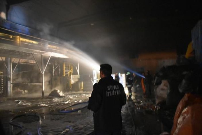 Sivas'ta, atık plastik fabrikasında çıkan yangın korkuttu -5