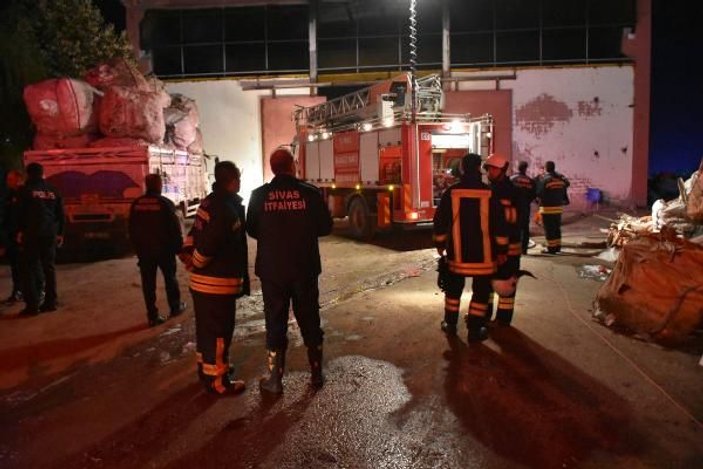 Sivas'ta, atık plastik fabrikasında çıkan yangın korkuttu -4