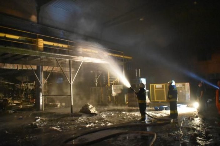 Sivas'ta, atık plastik fabrikasında çıkan yangın korkuttu -3