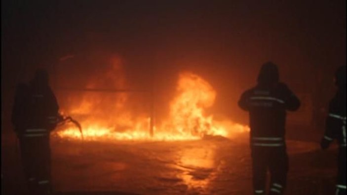Sivas'ta, atık plastik fabrikasında çıkan yangın korkuttu -2