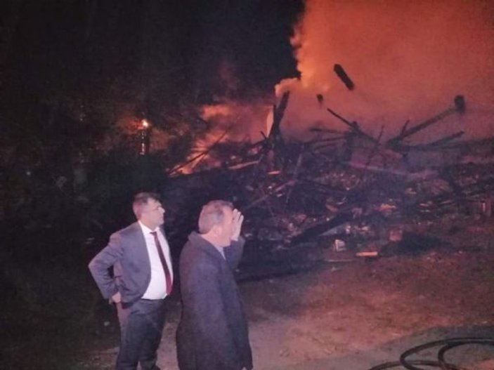 Kastamonu’da iki katlı ev kül oldu, 5 ton sarımsak yandı -1
