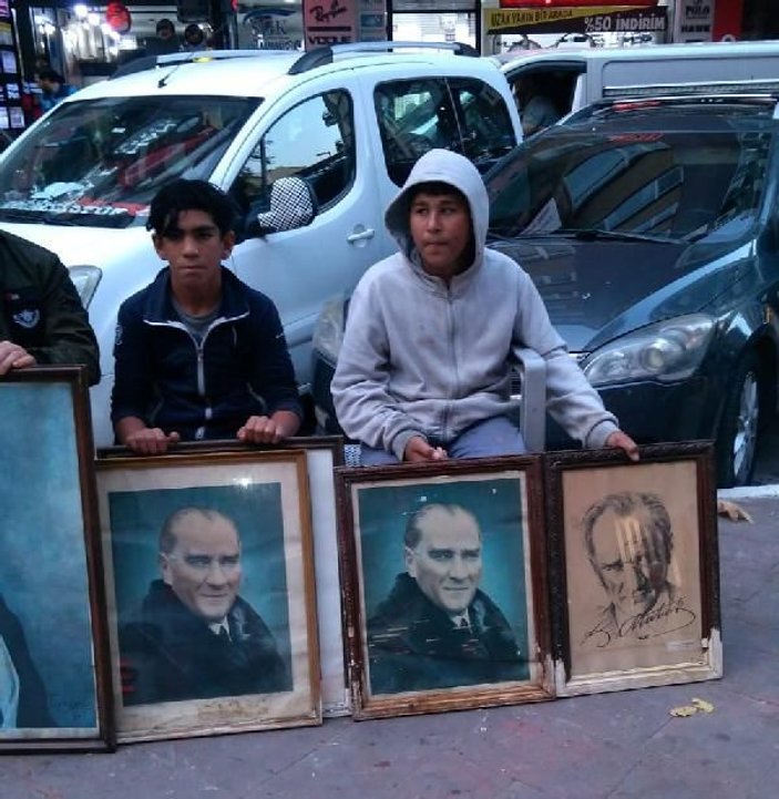 Çöpe atılan Atatürk fotoğraflarına çocuklar sahip çıktı -4