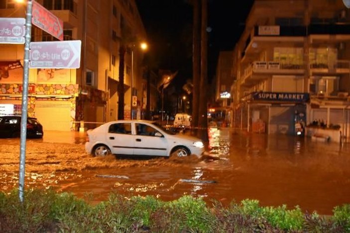 Sağanak yağış Marmaris'te hayatı felç etti -3