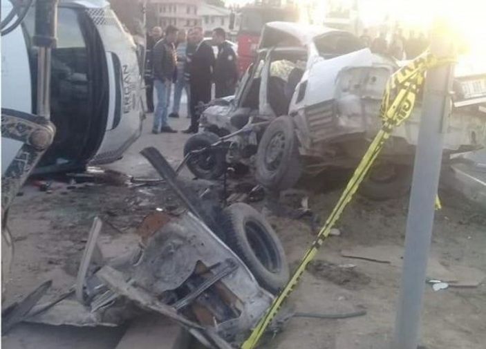 Otomobille minibüs çarpıştı: 1 ölü, 1 yaralı -1
