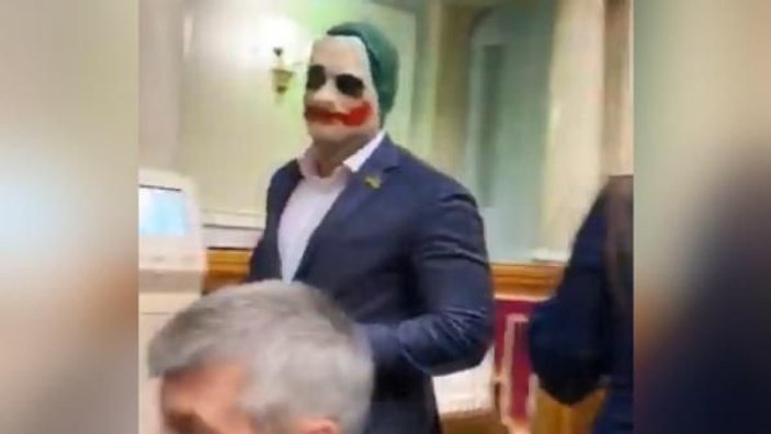 Ukrayna’da bir milletvekili parlamentoya Joker maskesiyle geldi -2