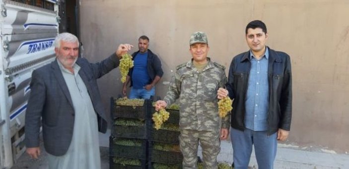 Suriye sınırındaki vatandaşlardan Mehmetçiğe meyve ikramı -3