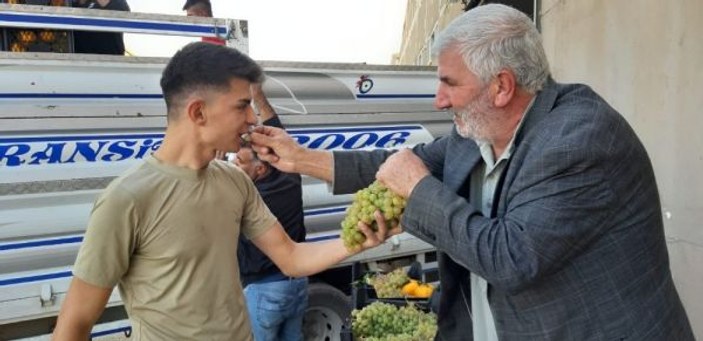 Suriye sınırındaki vatandaşlardan Mehmetçiğe meyve ikramı -1