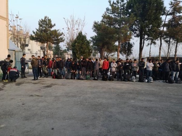 TIR'ın dorsesinde 117 kaçak göçmen yakalandı -2