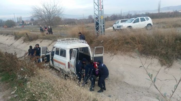 Kayseri’de minibüs kanala düştü: 3 yaralı -3