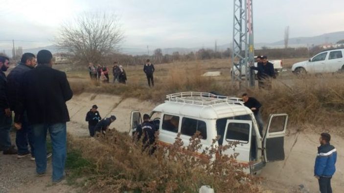 Kayseri’de minibüs kanala düştü: 3 yaralı -4